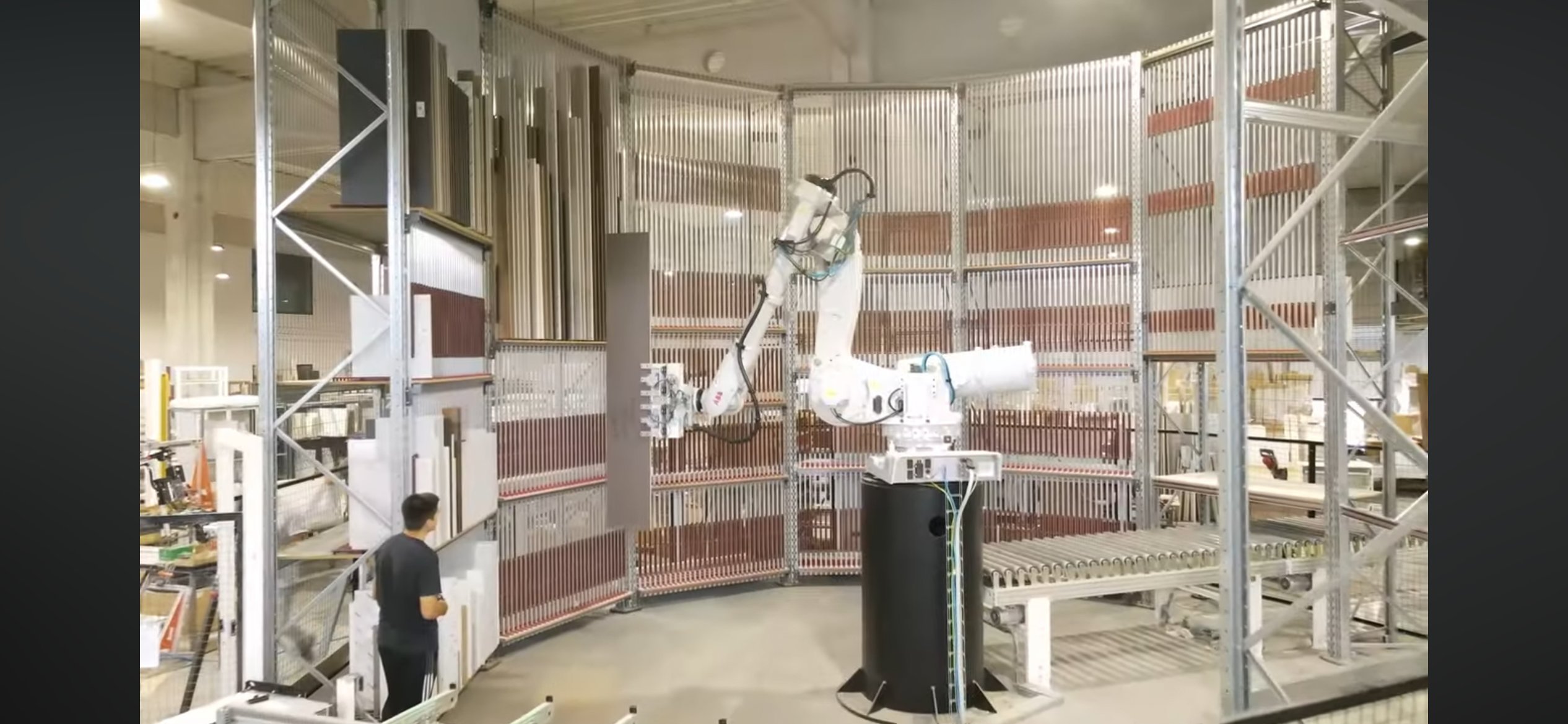 Robotické rameno ABB zakládá materiál ze skladu desek